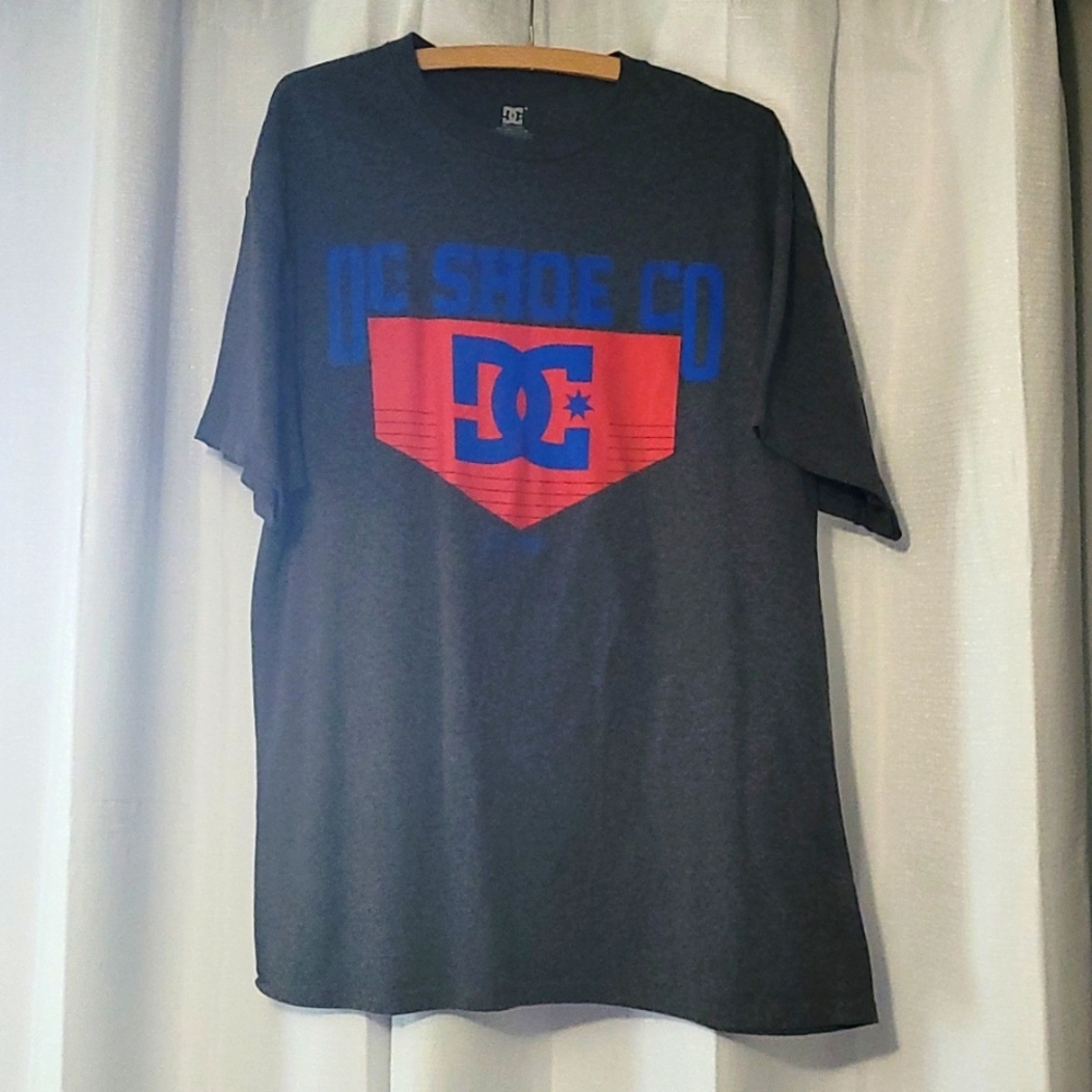 Men's XL dark gray DC Shoes short sleeve t-shirt, like new condition.